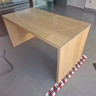 Escritorio Ikea color haya con tapa cristal