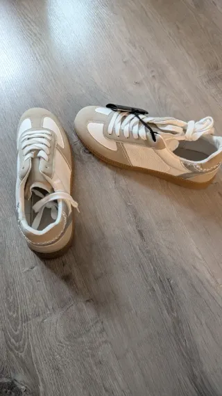 Botín Cortefiel beige y blanco