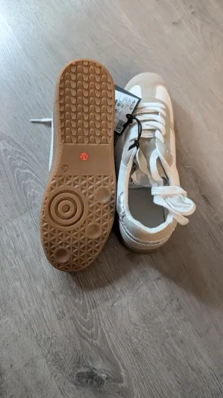 Botín Cortefiel beige y blanco