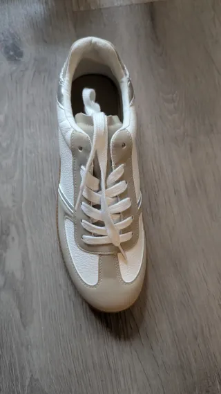 Botín Cortefiel beige y blanco