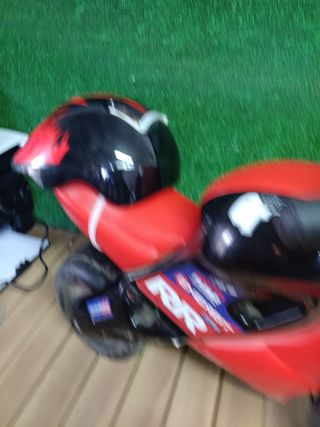 FEBER - Motofeber 2 Racing Red, Correpasillo de Color Rosa con Casco y Ruedas Anchas para Estabilidad y protección, Uso Dentro o Fuera de casa, para niño o niña de 3 a 5 años, Famosa (800008171)