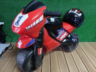 FEBER - Motofeber 2 Racing Red, Correpasillo de Color Rosa con Casco y Ruedas Anchas para Estabilidad y protección, Uso Dentro o Fuera de casa, para niño o niña de 3 a 5 años, Famosa (800008171)