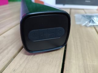 Creative Stage Air - Barra de sonido de ordenador para colocar bajo el monitor, portátil y compacta, con alimentación USB, Bluetooth, entrada auxiliar, MP3 por USB y 6 horas de batería