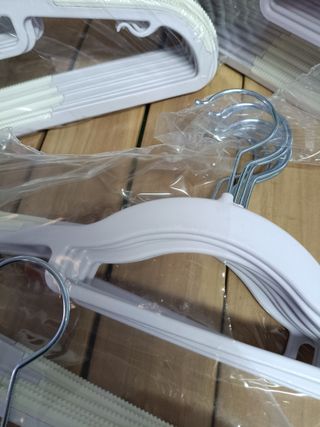 Perchas SONGMICS, paquete de 50, perchas de plástico resistentes, antideslizantes, Space-S