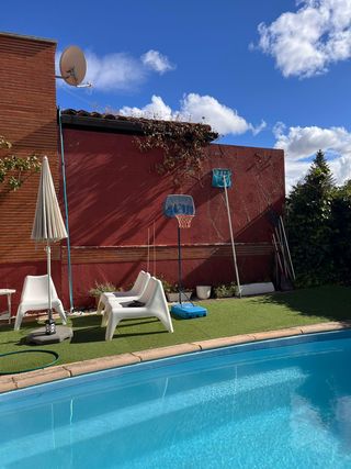 5 Sillas de exterior blancas y sombrilla Ikea