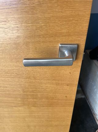 Puertas de madera con manillas