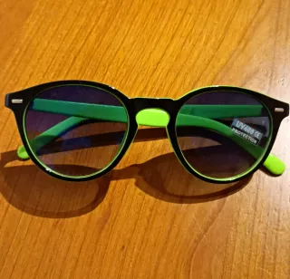Occhiali da sole neri e verdi