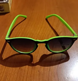 Occhiali da sole neri e verdi