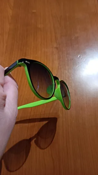 Occhiali da sole neri e verdi