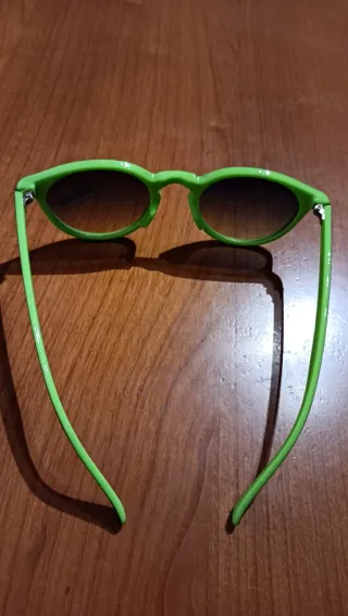 Occhiali da sole neri e verdi