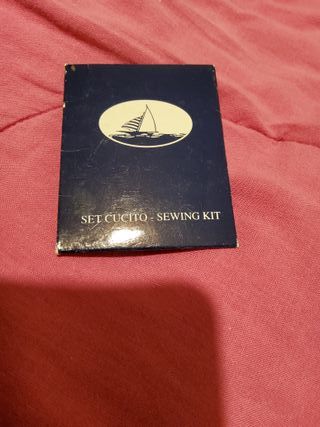 Mini kit da cucito con aghi e fili