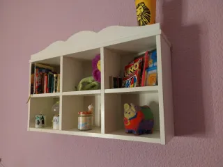 Estantería de madera blanca