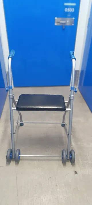 Andador con asiento y ruedas