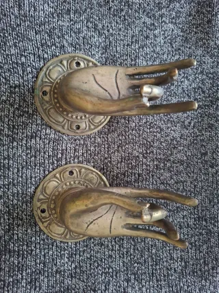 Pomos de puerta de latón con mano budista