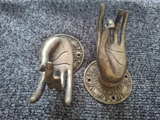 Pomos de puerta de latón con mano budista
