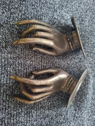 Pomos de puerta de latón con mano budista