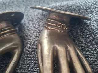 Pomos de puerta de latón con mano budista