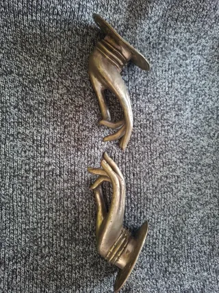 Pomos de puerta de latón con mano budista