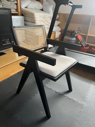 Silla de diseño con asiento de ratán