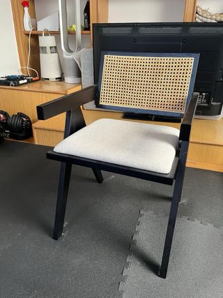Silla de diseño con asiento de ratán
