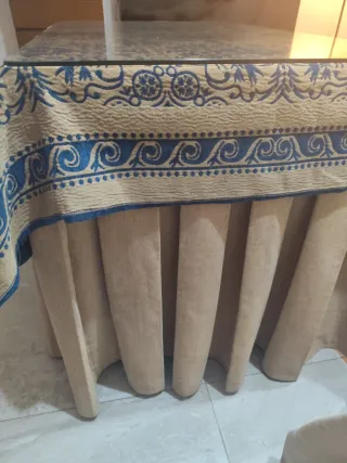 Ropa de camilla beige y azul