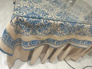 Ropa de camilla beige y azul