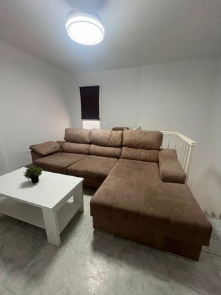 Sofá chaise longue extensible con puff