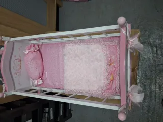 Cuna de juguete de madera rosa