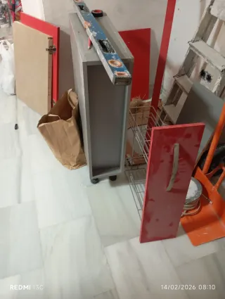 Mueble de cocina gris con puerta de cristal