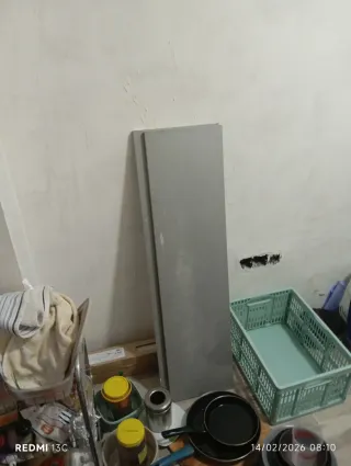 Mueble de cocina gris con puerta de cristal