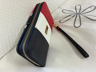 Cartera azul, blanca y roja