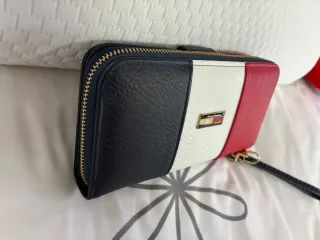 Cartera azul, blanca y roja