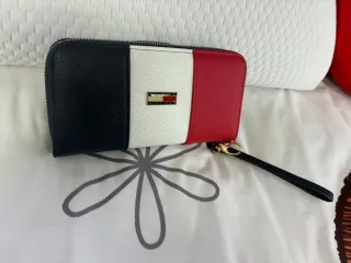 Cartera azul, blanca y roja