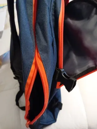 Mochila azul y naranja