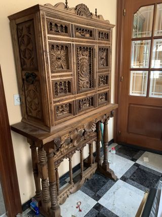 Mueble de madera tallado