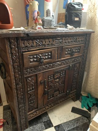 Mueble de madera tallado