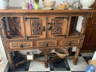 Mueble de madera tallado