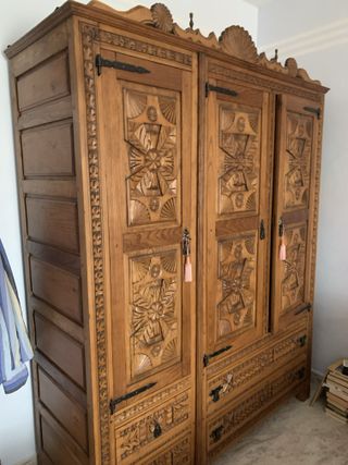 Mueble de madera tallado