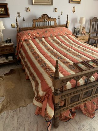 Mueble de madera tallado