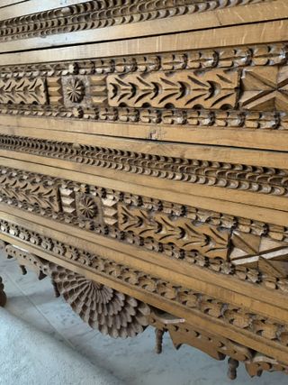 Mueble de madera tallado