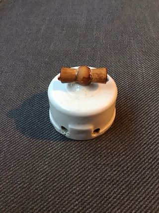 Interruptor antiguo de porcelana