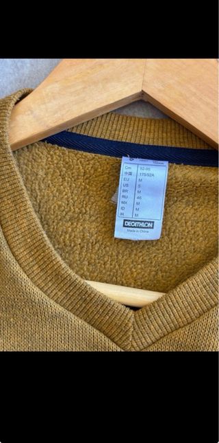 Sudadera Decathlon amarilla con parches