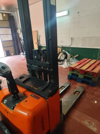 Apiladora eléctrica funcionando 220/230v