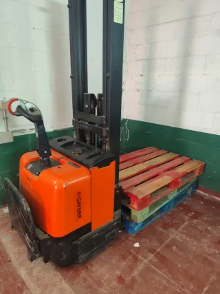 Apiladora eléctrica funcionando 220/230v