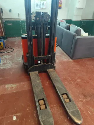 Apiladora eléctrica funcionando 220/230v