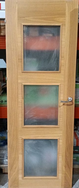 Puerta de madera con 3 cristales