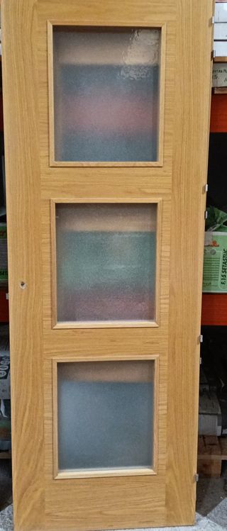 Puerta de madera con 3 cristales