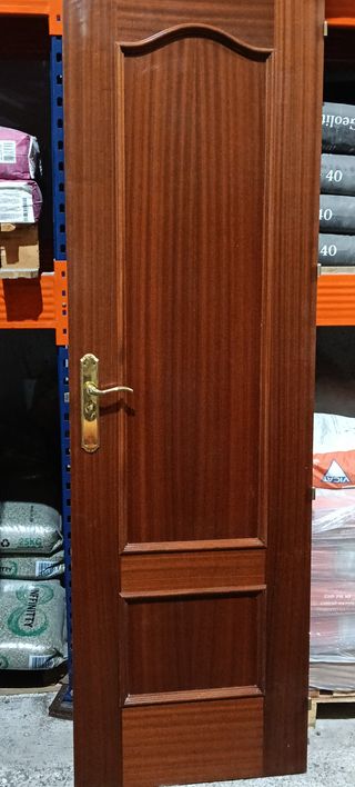 Puerta de madera con manilla dorada
