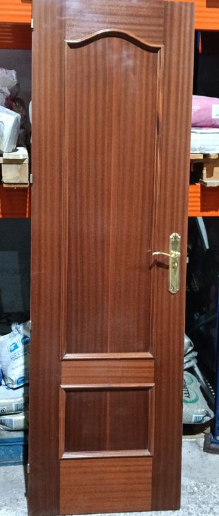 Puerta de madera con manilla dorada