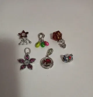 Lote de 6 charms Stranger Things de plata.